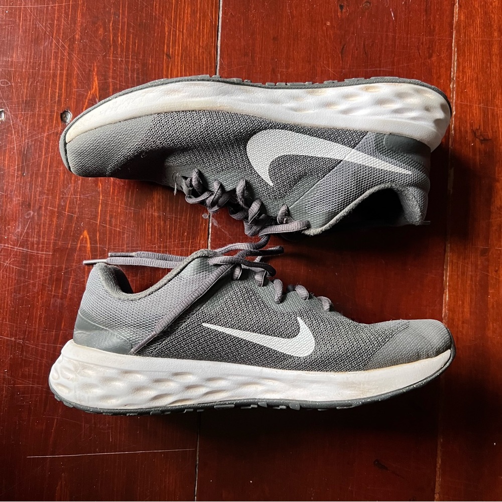 Nike revolution boys sneakers gray and white size 6 - Picture 3 of 10